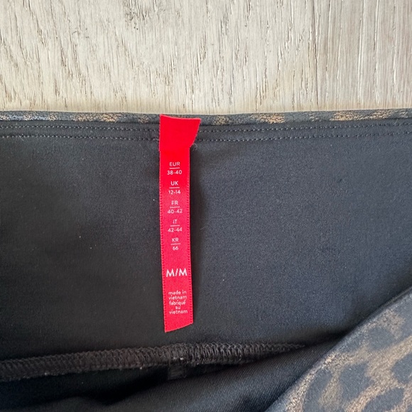 SPANX FAUX LEATHER LEOPARD LEGGINGS - Picture 3 of 4